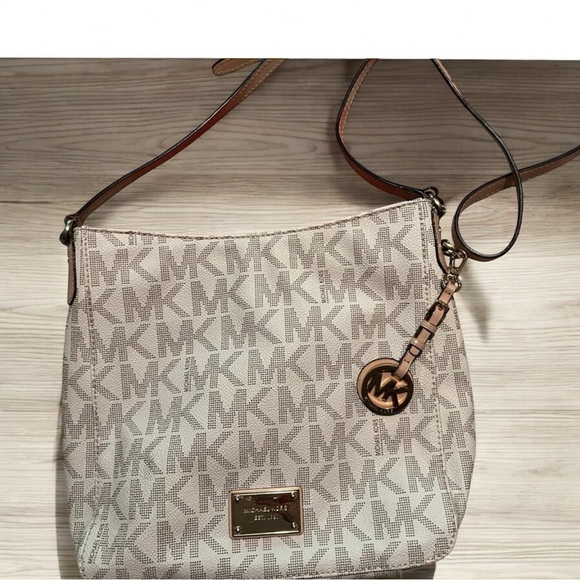 🦋Michael Kors Cream Crossbody Bag with Monogram Pattern and Wallet included GUC - Picture 2 of 7